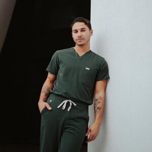 FIGS Dark Moss Leon Three-Pocket Scrub Top Size XS